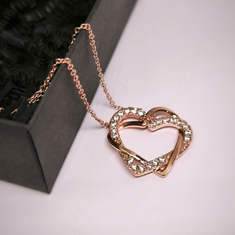 Sirds formas rozā zelta krāsas kaklarotas kulons