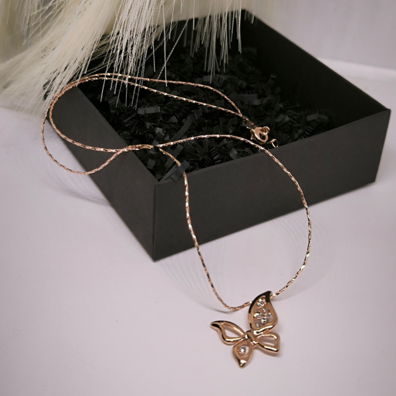 Tauriņa formas zelta krāsas kaklarota – kulons