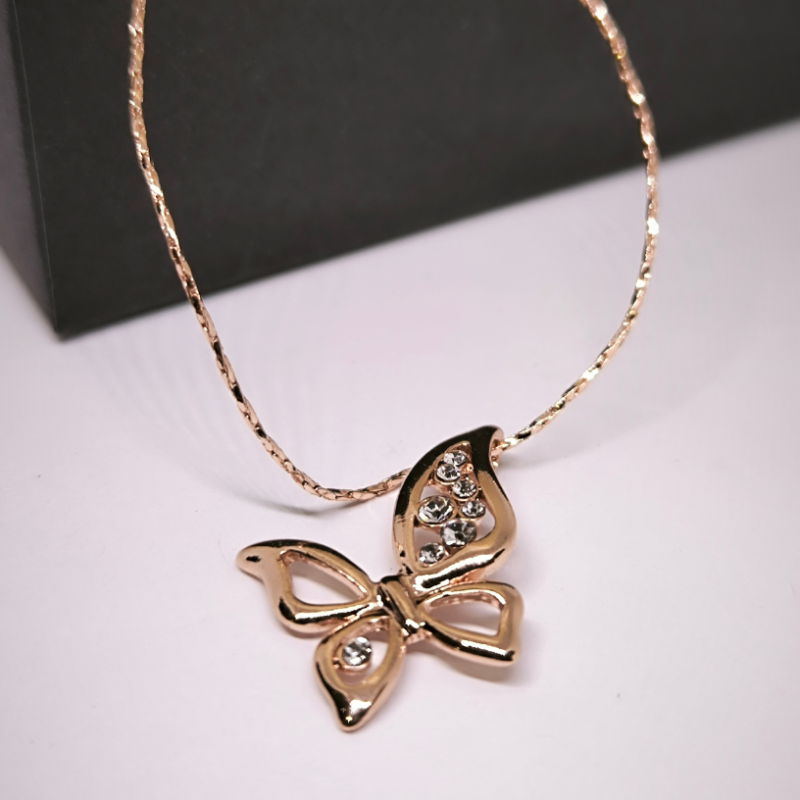 Tauriņa formas zelta krāsas kaklarota – kulons