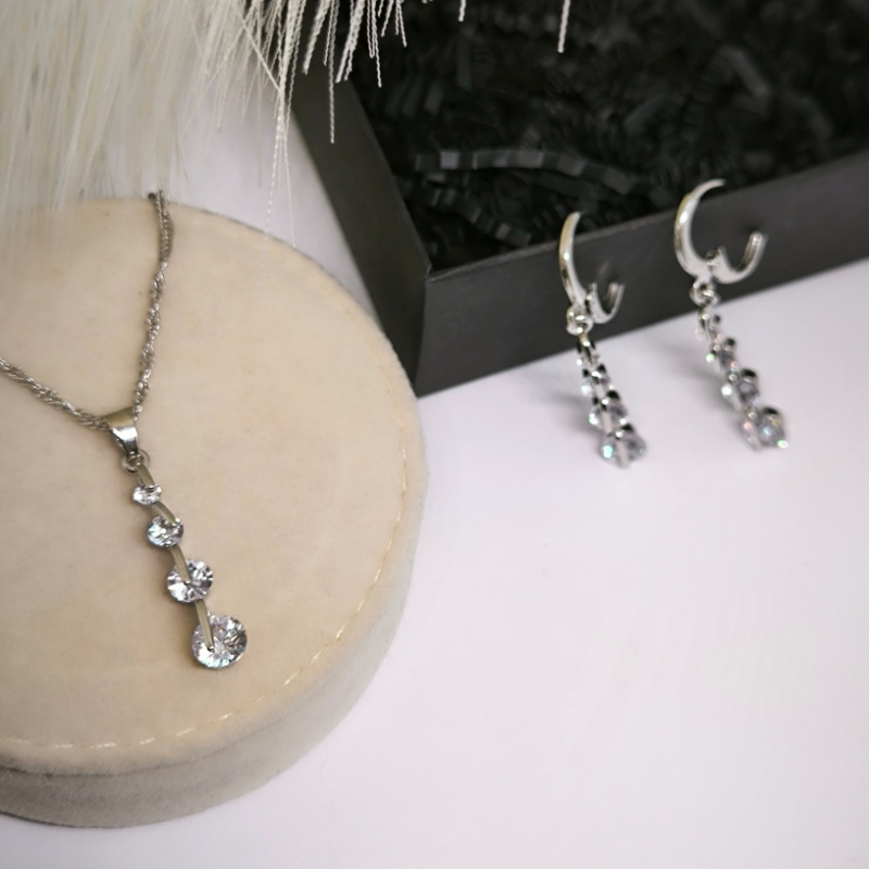 Rotaslietu komplekts ar kristāliem