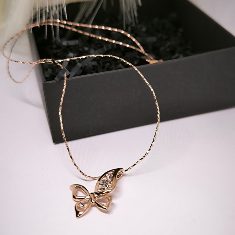 Tauriņa formas zelta krāsas kaklarota – kulons