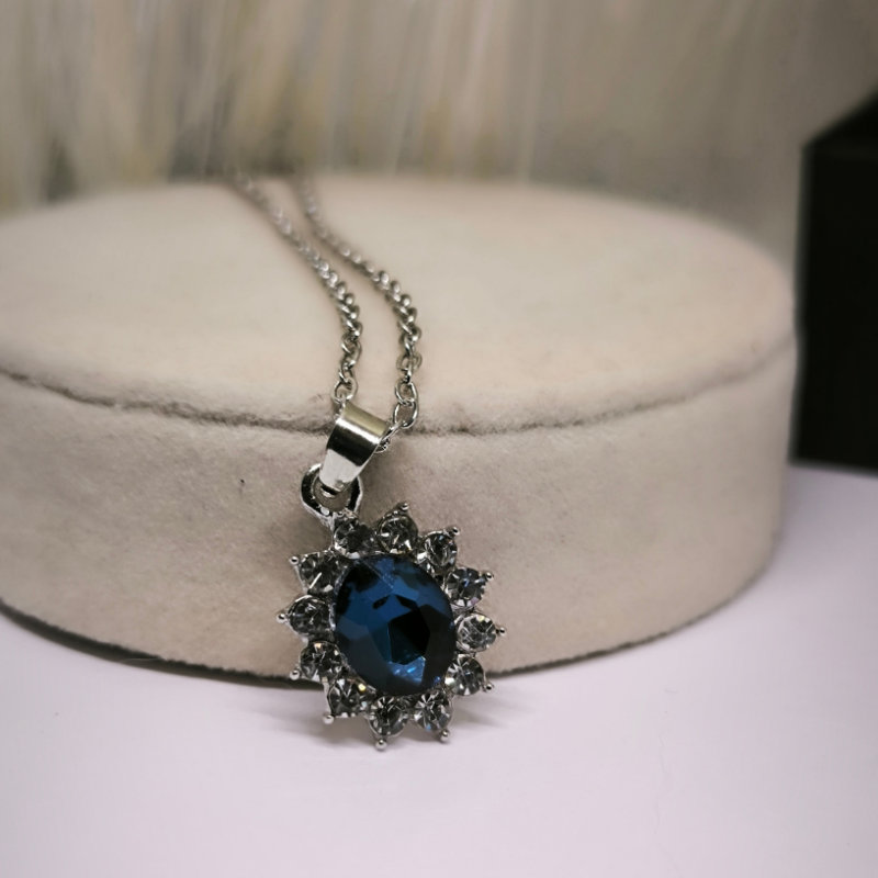 Rotaslietu komplekts ar zilajiem kristāliem