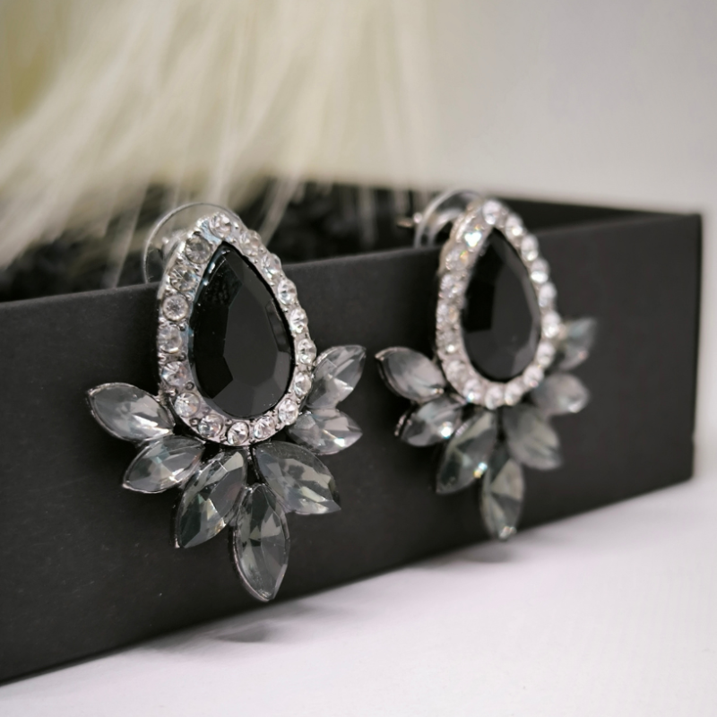 Jaunie auskari ar kristālu