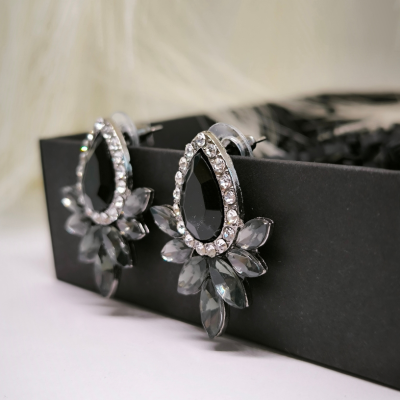 Jaunie auskari ar kristālu