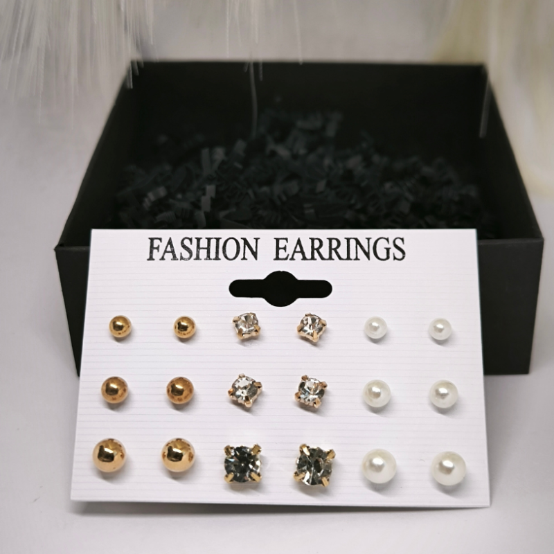 Stilīgu pērļu un kristālu imitācijas auskaru komplekts