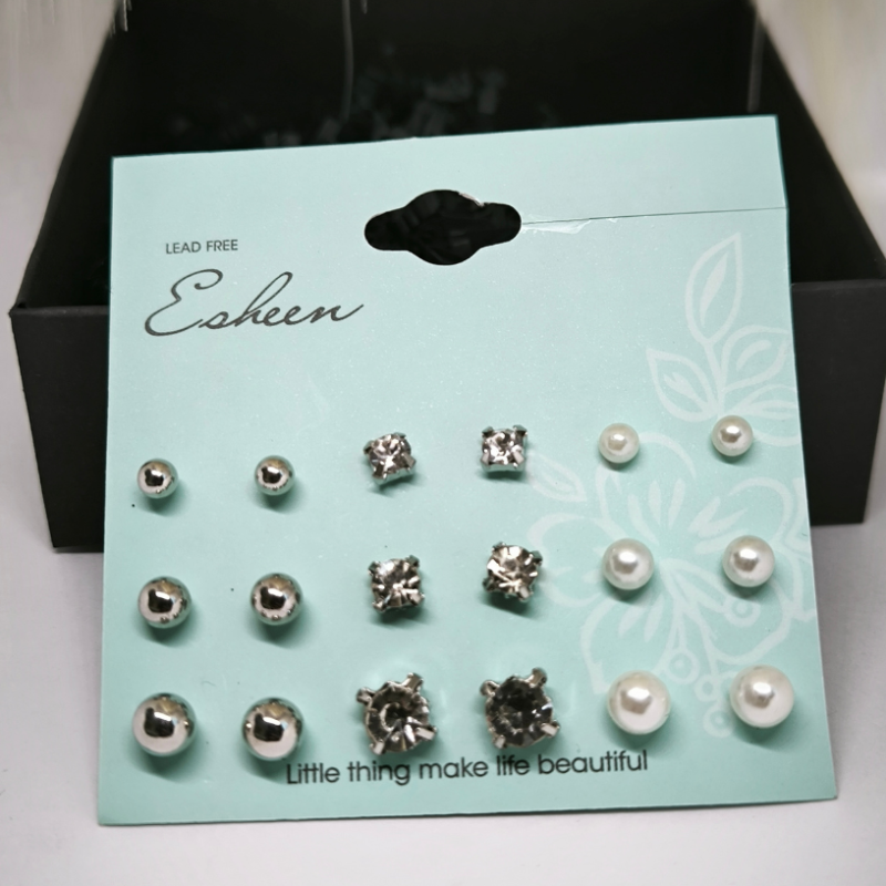 Stilīgu pērļu un kristālu imitācijas auskaru komplekts