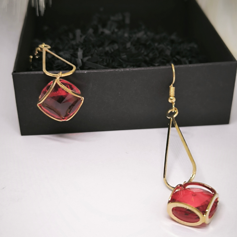 Oriģinālas un stilīgas auskari ar kristālu