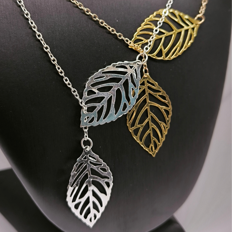 Kaklarota ar lapas formas motīviem