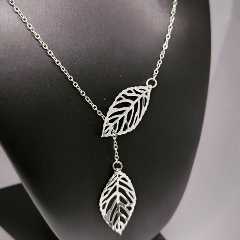 Kaklarota ar lapas formas motīviem