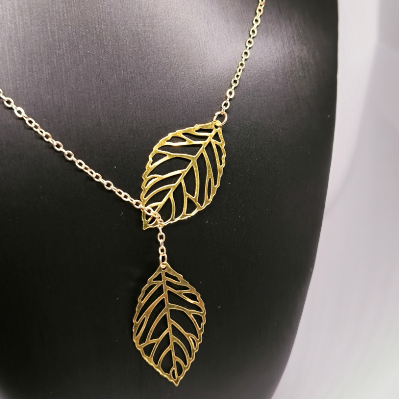 Kaklarota ar lapas formas motīviem