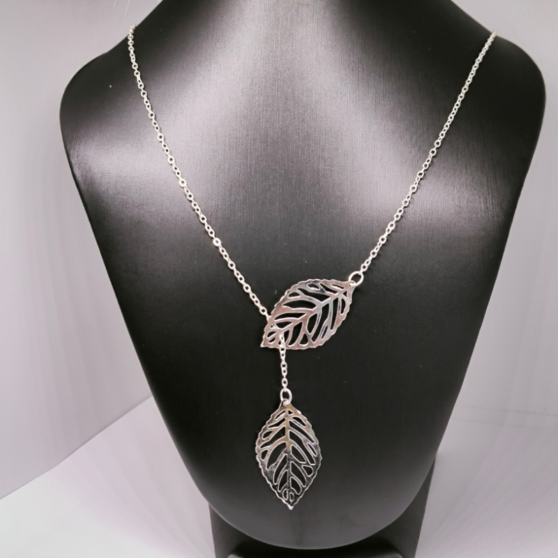 Kaklarota ar lapas formas motīviem