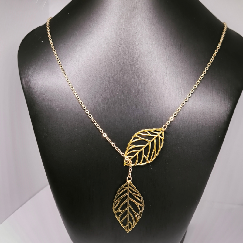 Kaklarota ar lapas formas motīviem