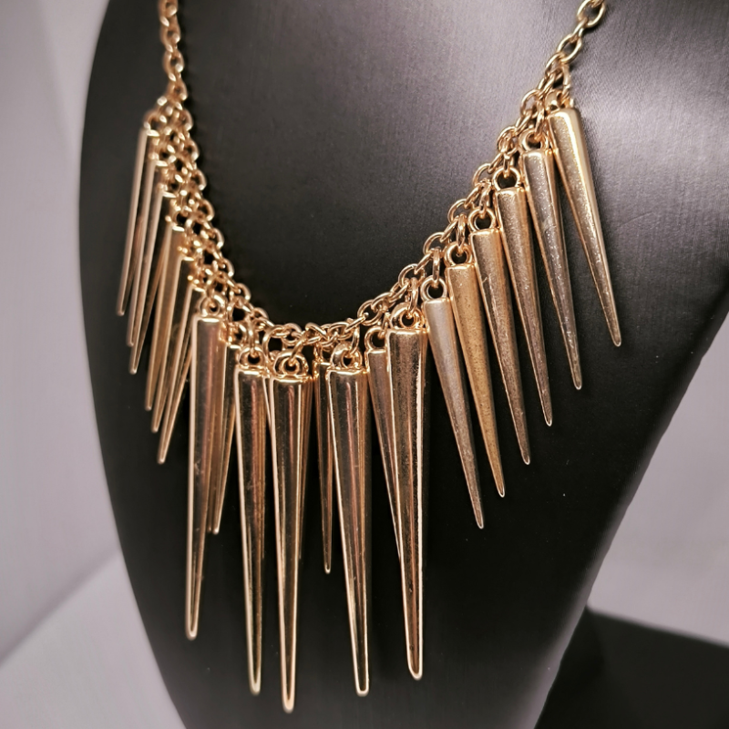 Masīva zelta krāsas smailīšu imitācijas kaklarota