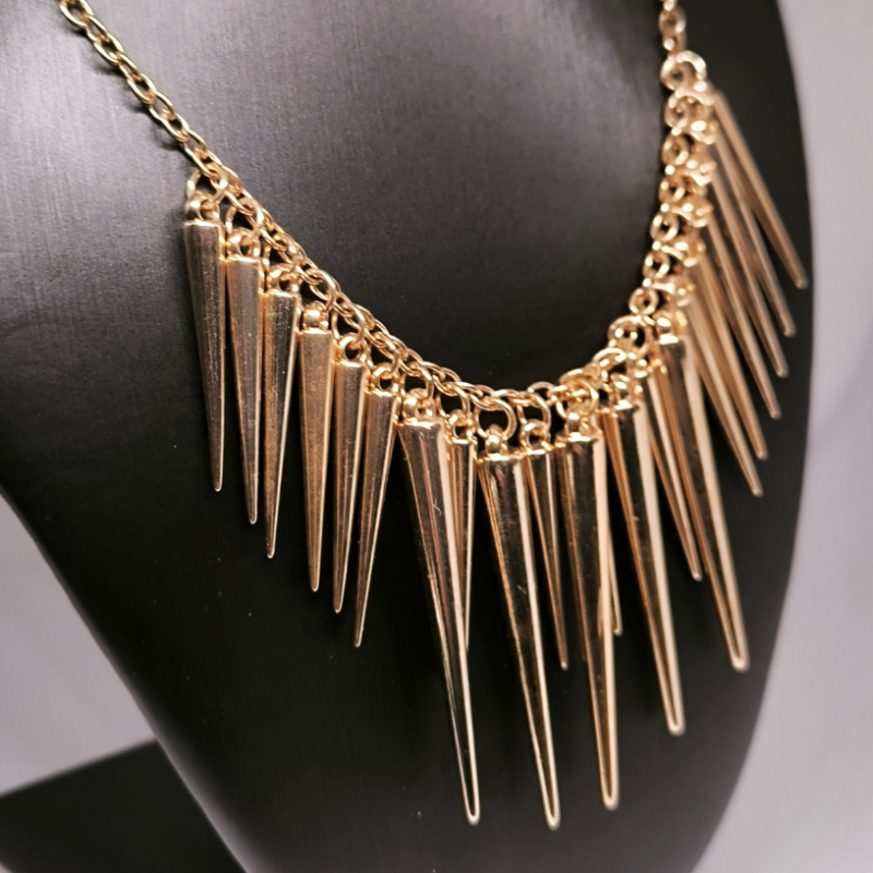 Masīva zelta krāsas smailīšu imitācijas kaklarota