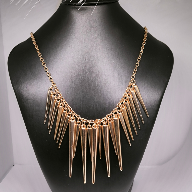 Masīva zelta krāsas smailīšu imitācijas kaklarota