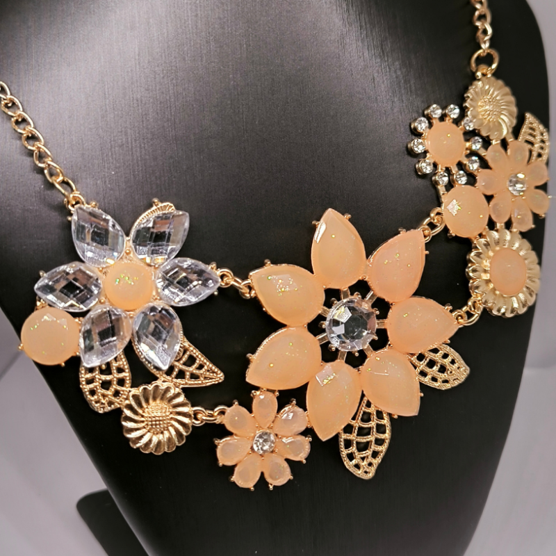 Ziedu imitācijām dekorēta kaklarota