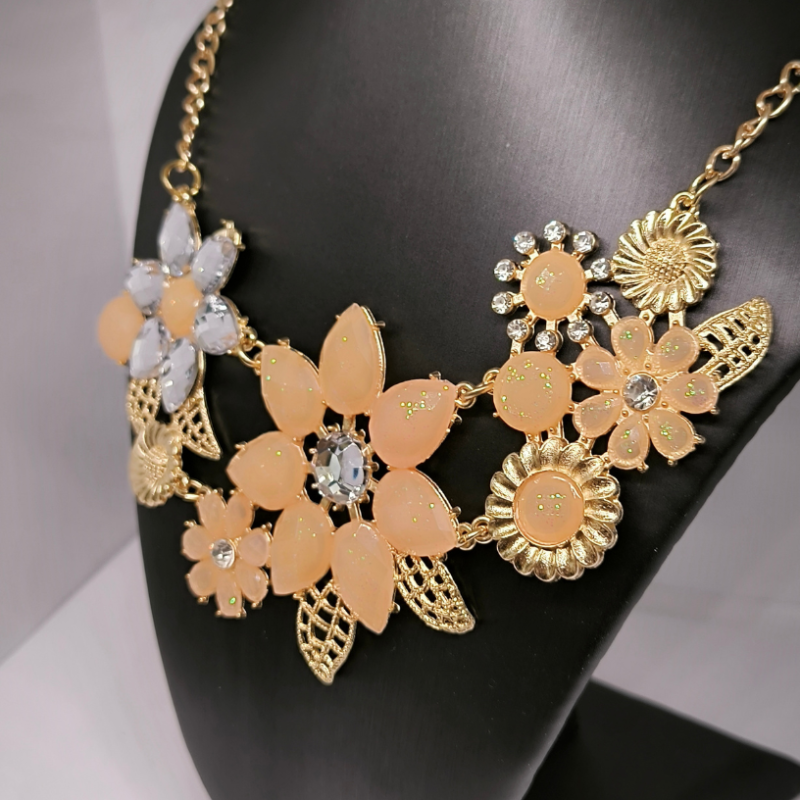 Ziedu imitācijām dekorēta kaklarota