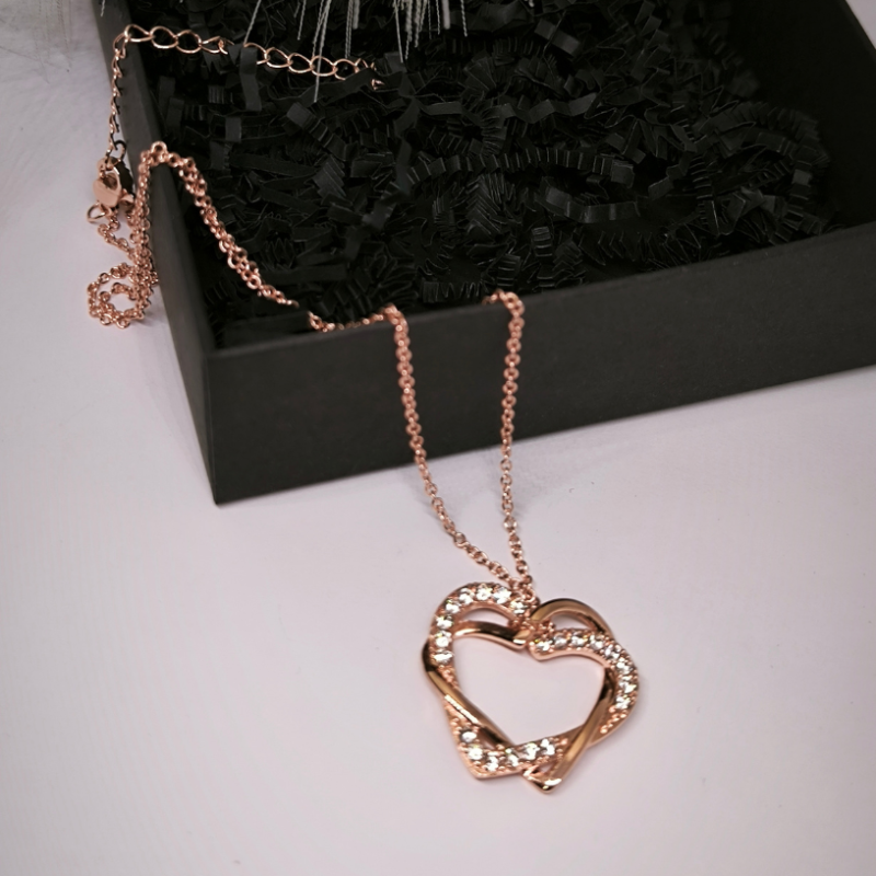 Sirds formas rozā zelta krāsas kaklarotas kulons