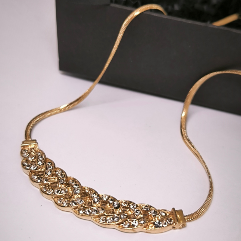 Pīnes formas kaklarota ar kristāliem