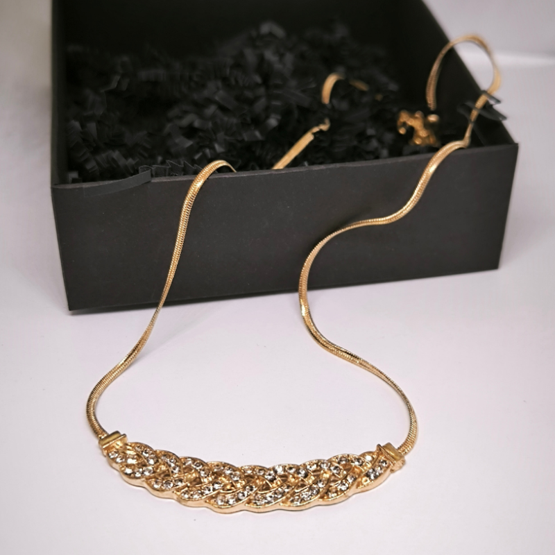 Pīnes formas kaklarota ar kristāliem