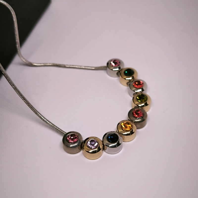 Oriģināls kaklarota ar kristāliem