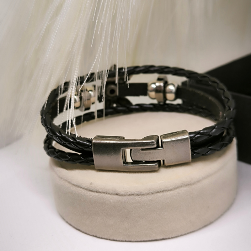 Ādas rokassprādze "Ganja"