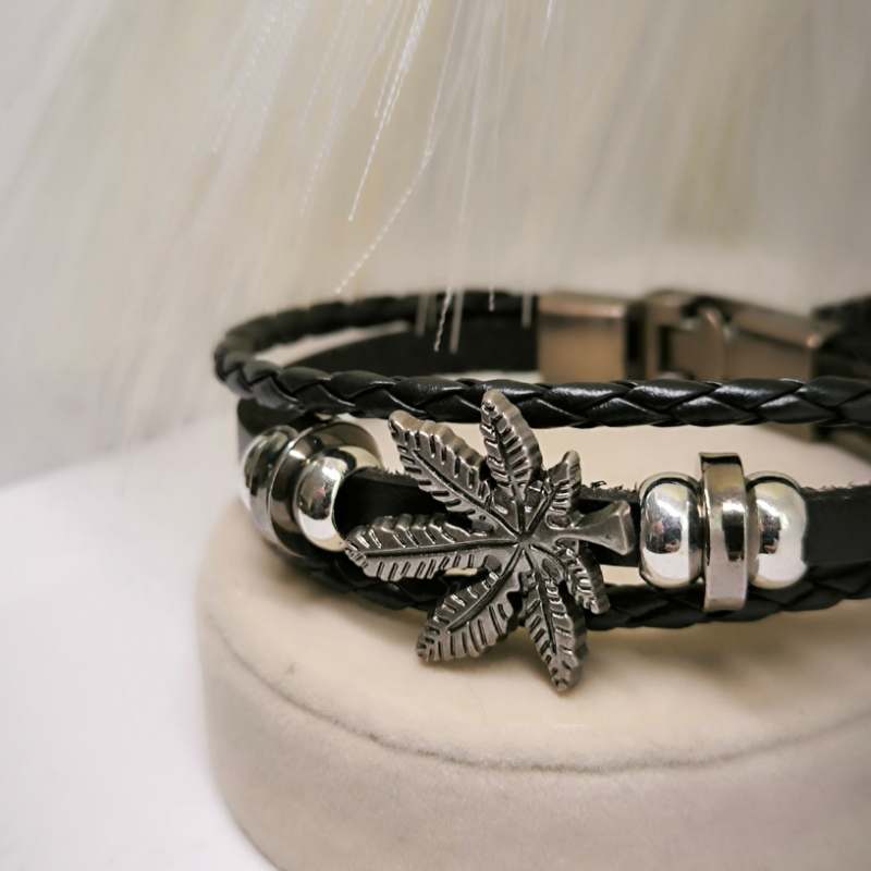 Ādas rokassprādze "Ganja"