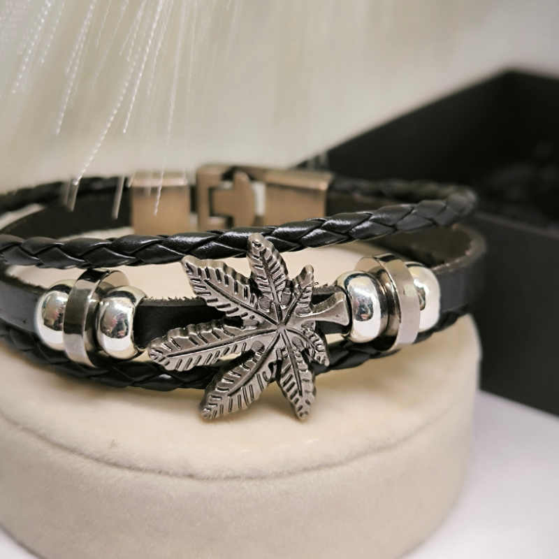 Ādas rokassprādze "Ganja"