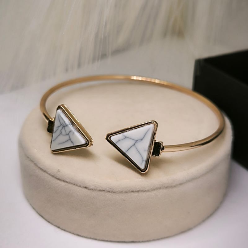 Zelta krāsas rokassprādzes "Trijstūri"