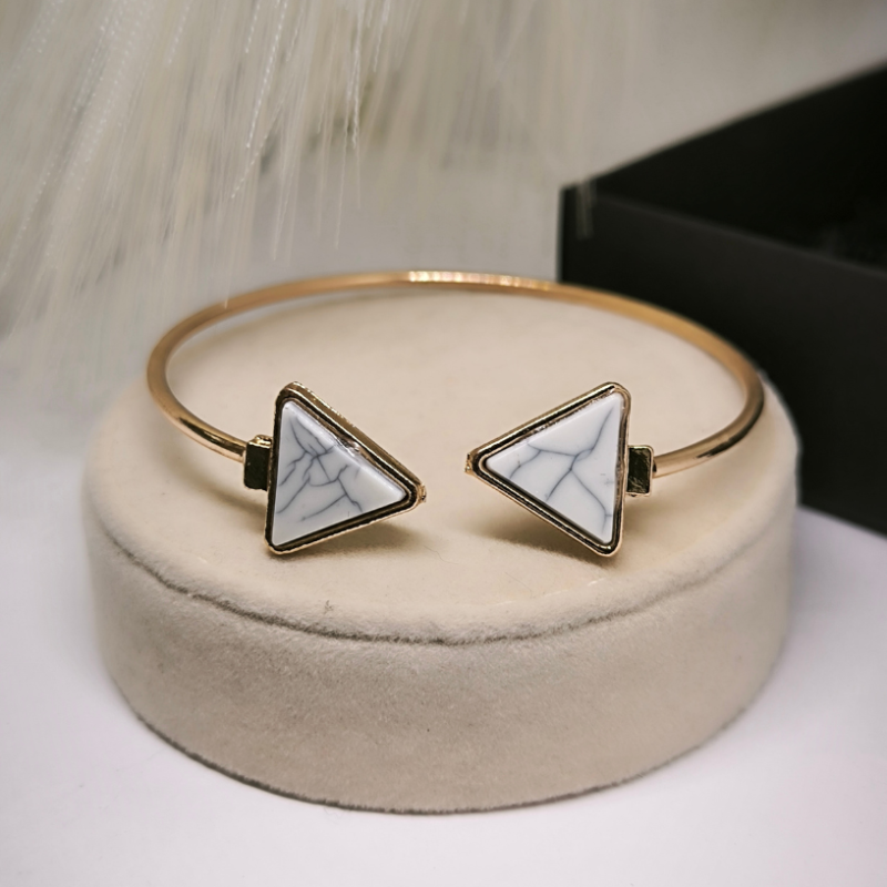 Zelta krāsas rokassprādzes "Trijstūri"