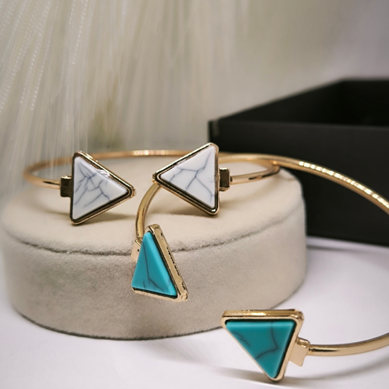 Zelta krāsas rokassprādzes "Trijstūri"