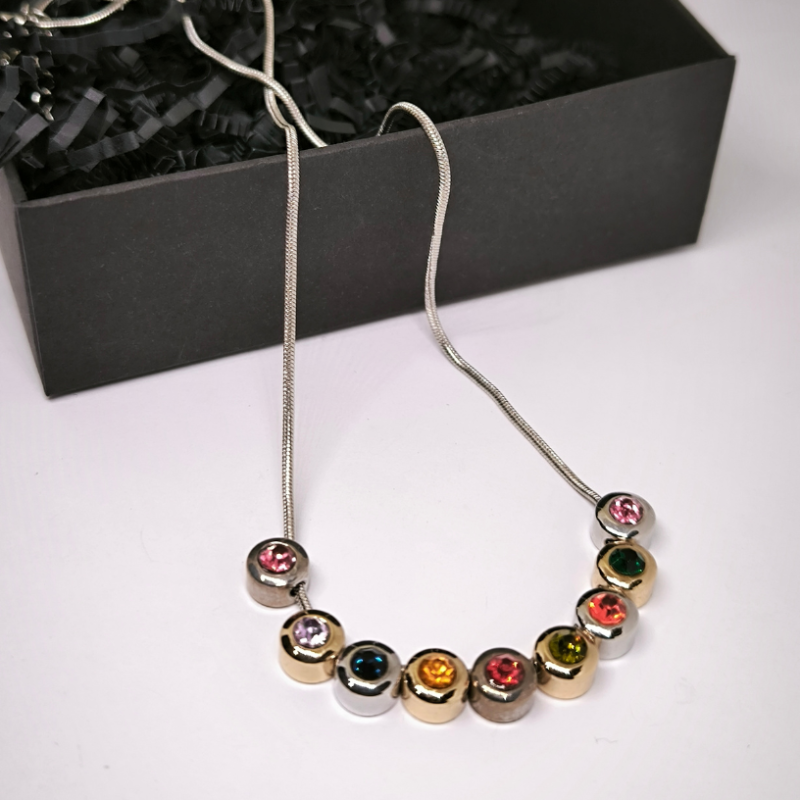 Oriģināls kaklarota ar kristāliem