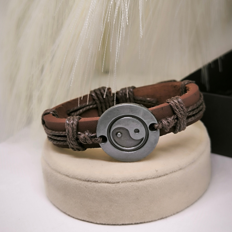 Ādas rokassprādze "Yin un Yang"