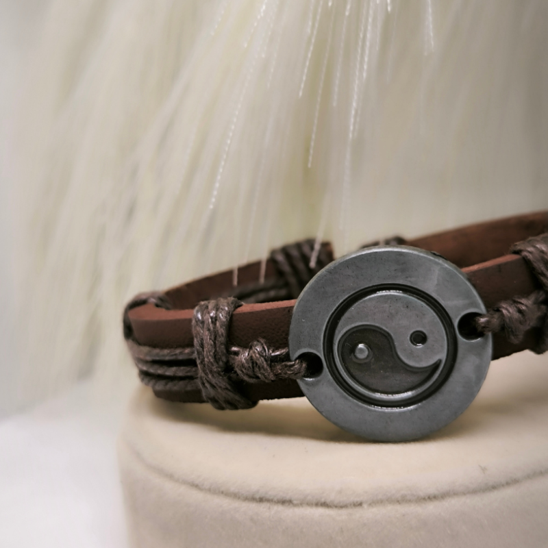 Ādas rokassprādze "Yin un Yang"