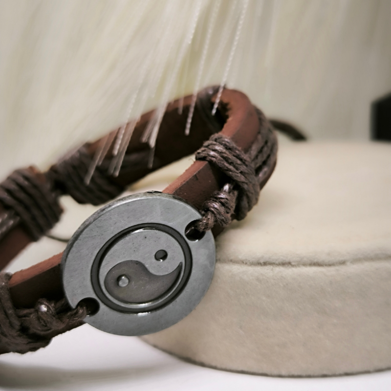 Ādas rokassprādze "Yin un Yang"