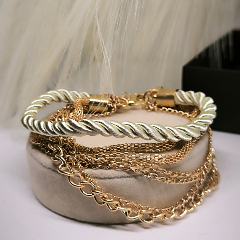 Dažādu krāsu sieviešu rokassprādze