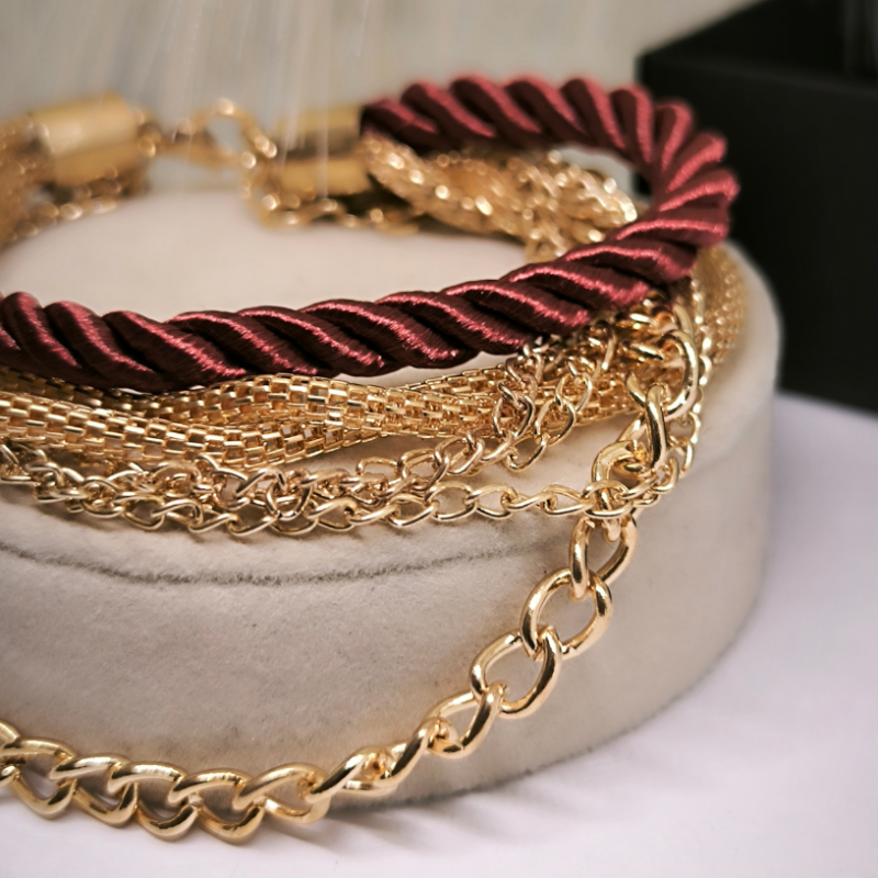 Dažādu krāsu sieviešu rokassprādze