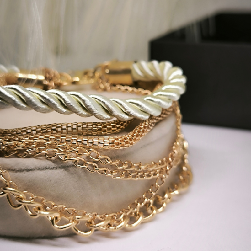 Dažādu krāsu sieviešu rokassprādze