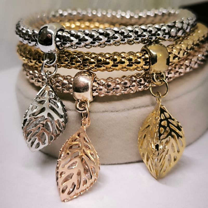 Stilīgu rokassprādžu komplekts ar lapas formas piekariņu