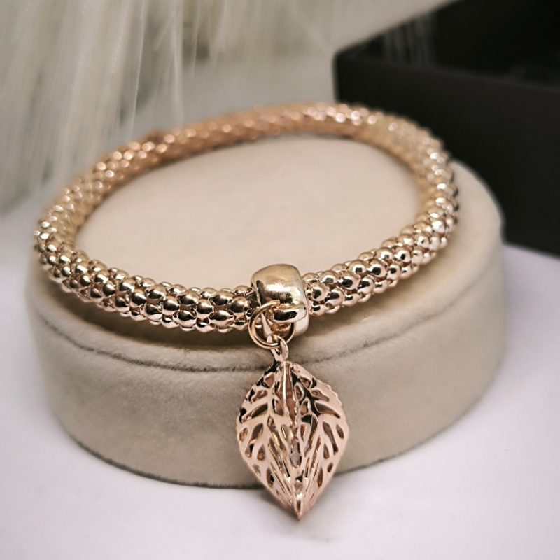 Stilīgu rokassprādžu komplekts ar lapas formas piekariņu