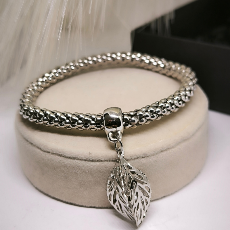 Stilīgu rokassprādžu komplekts ar lapas formas piekariņu