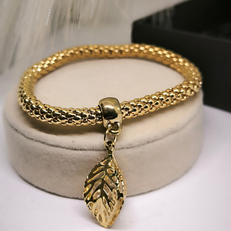 Stilīgu rokassprādžu komplekts ar lapas formas piekariņu