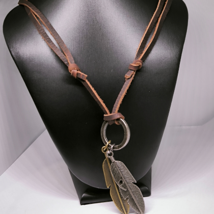 Bohēmas stila kaklarota ar spalvām