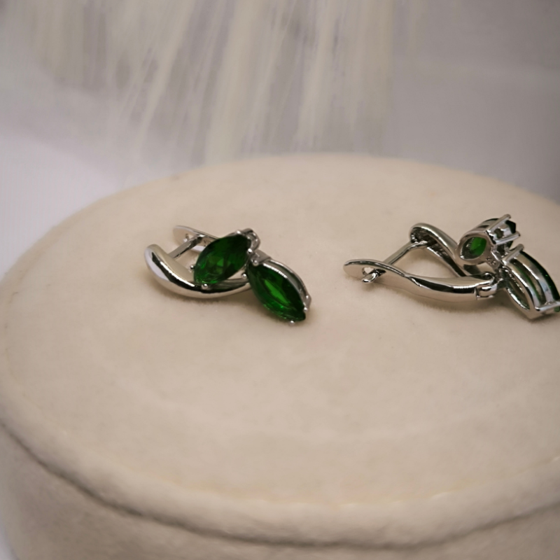 Izteiksmīga dizaina sieviešu auskari ar cirkoniju