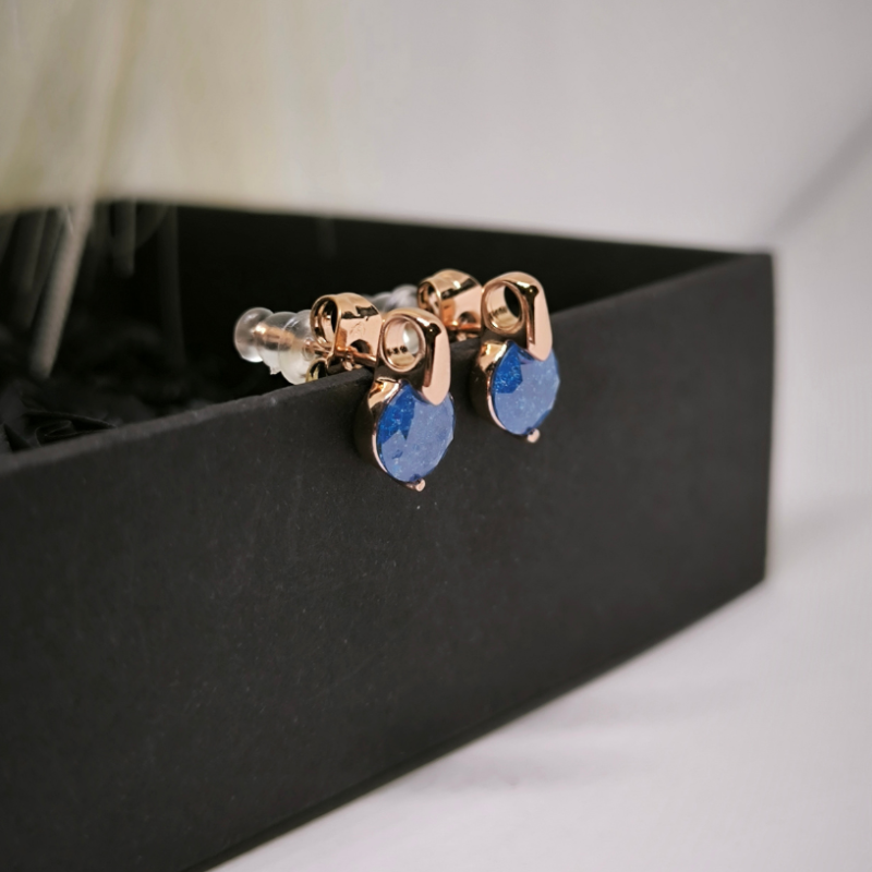 Eleganti auskari ar krāsainu kristālu svinīgiem gadījumiem