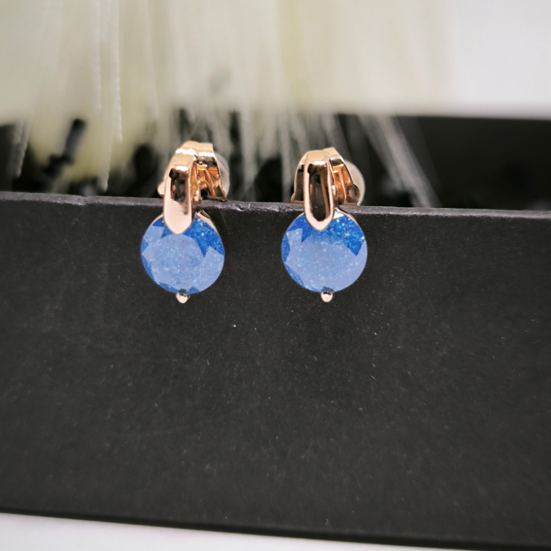 Eleganti auskari ar krāsainu kristālu svinīgiem gadījumiem