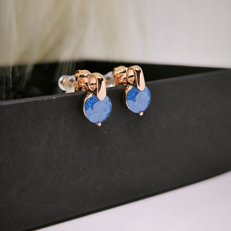 Eleganti auskari ar krāsainu kristālu svinīgiem gadījumiem