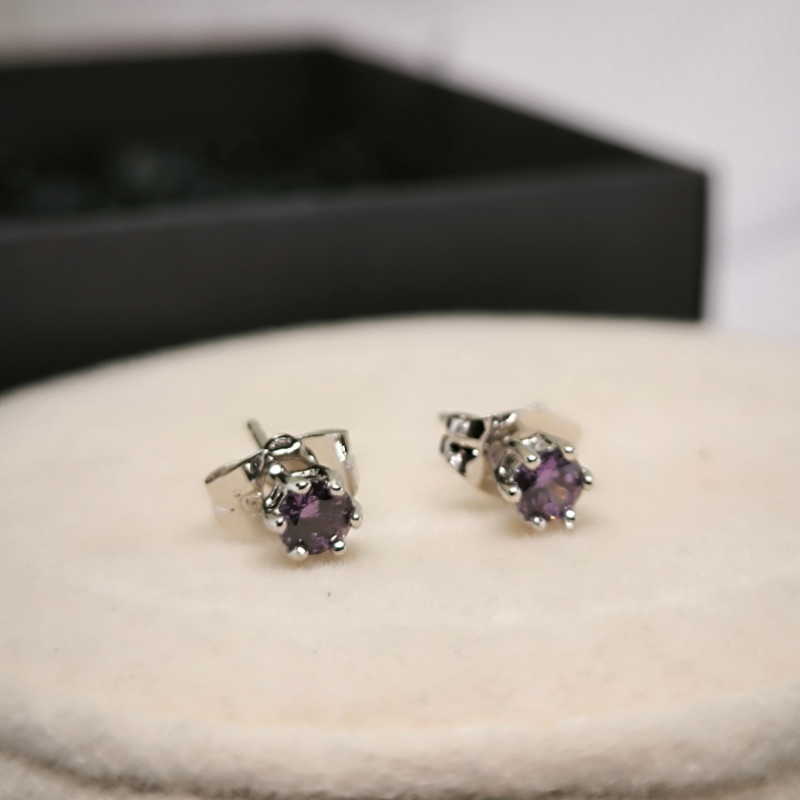 Sieviešu auskari ar smalku dizainu un cirkoniju