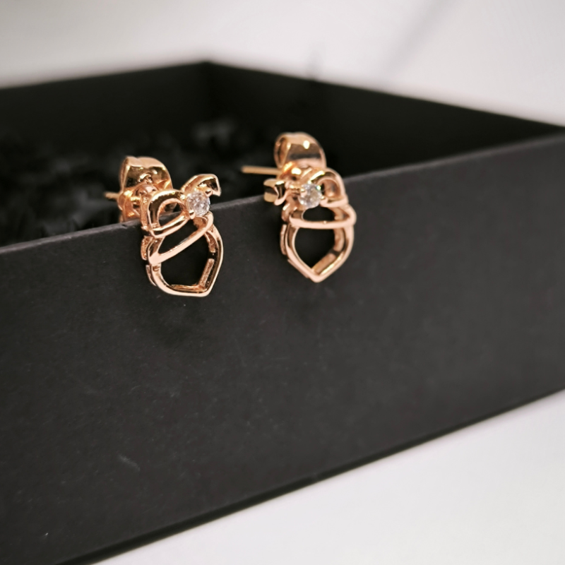 Rozā zelta krāsas kniedētas auskari ar cirkonu