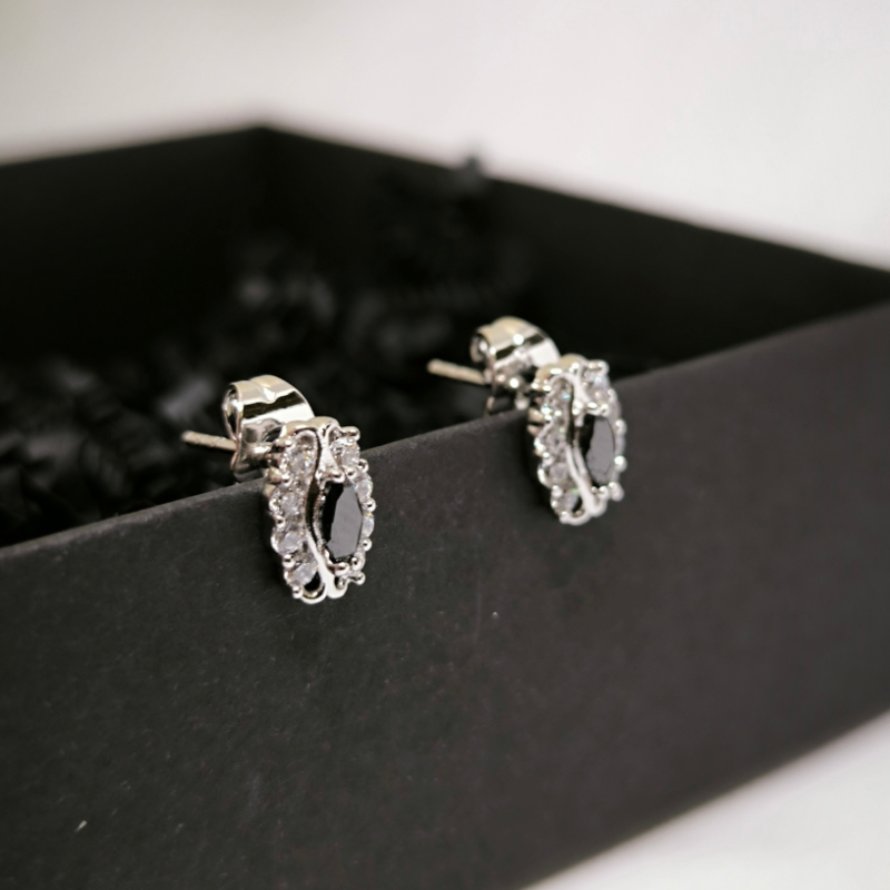 Bohēmas stila auskari ar grezniem ornamentiem